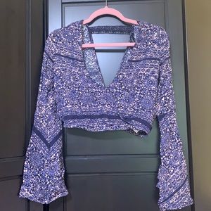 Low cut belle sleeve crop top